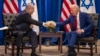 El presidente estadounidense, Joe Biden, le da la mano al primer ministro israelí, Benjamin Netanyahu, mientras se reúnen al margen de la 78.ª Asamblea General de las Naciones Unidas en la ciudad de Nueva York el 20 de septiembre de 2023.