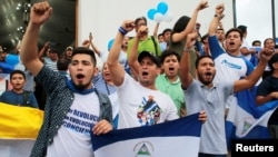 Prisioneros políticos arrestados por participar en las protestas contra Daniel Ortega tras un servicio religioso por su liberación, en Masaya, Nicaragua.