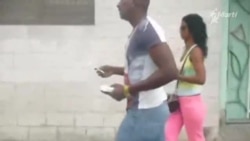 Activistas distribuyen discos de TV Martí en barrios de La Habana Activistas distribuyen discos de TV Martí en barrios de La Habana