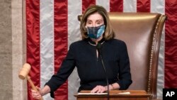 Nancy Pelosi durante la votación para el juicio político a Donald Trump