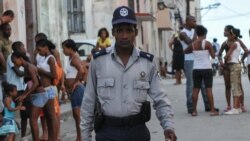El agente de la policía Marcos López en una calle de La Habana. 