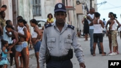 El agente de la policía Marcos López en una calle de La Habana.
