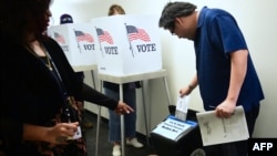 Electores ejercen su derecho al voto en Los Angeles, California.