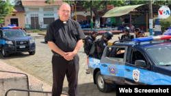 El sacerdote Edwin Román a la entrada de la iglesia San Miguel Arcángel, en la ciudad de Masaya, Nicaragua. (Foto archivo VOA).
