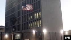 Vista del exterior de la Embajada de Estados Unidos en La Habana (Cuba)