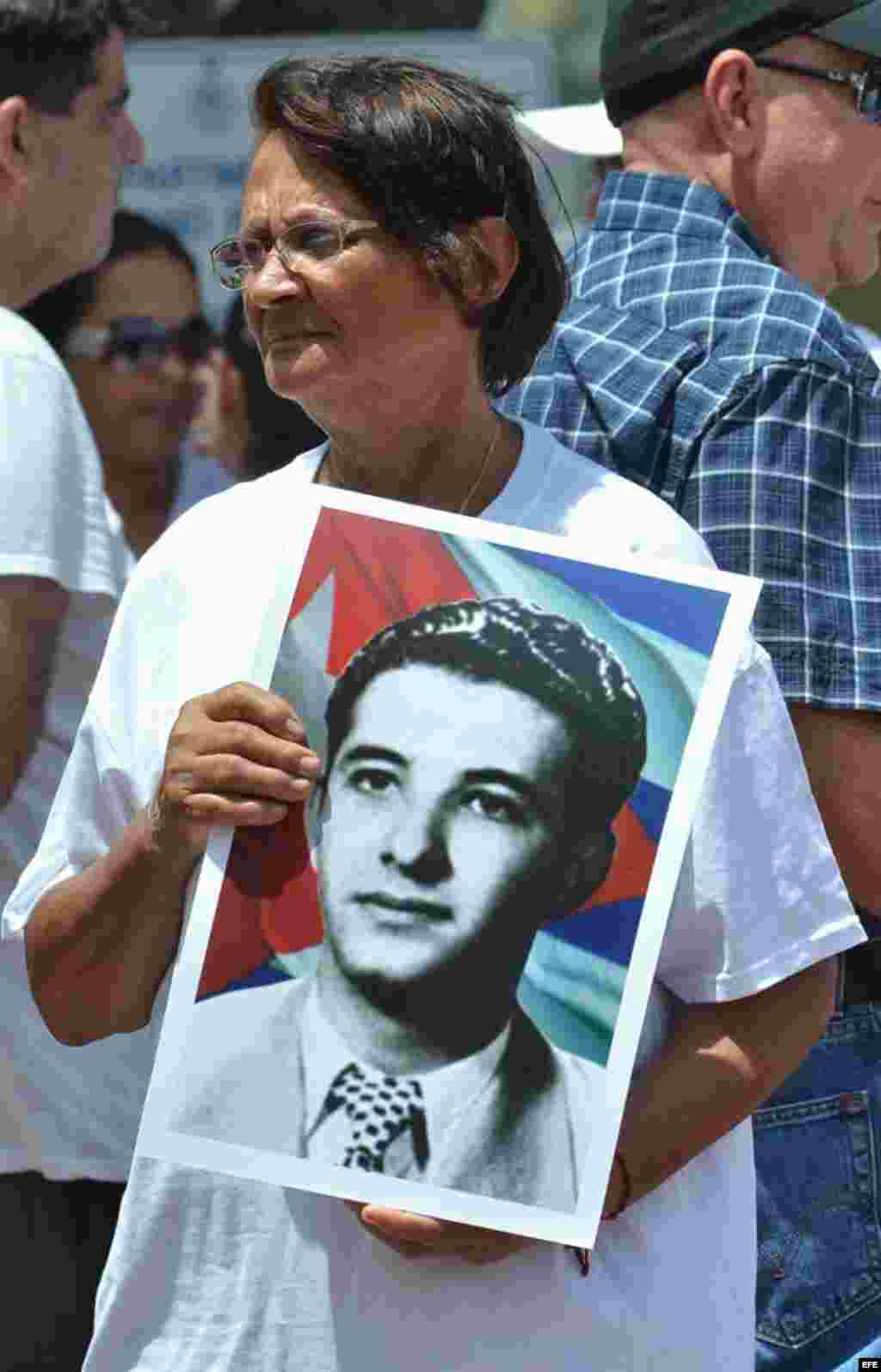 Una mujer sostiene una fotografía del fallecido opositor cubano Pedro Luis Boitel hoy, domingo 29 de julio de 2012, mientras participa en una manifestación hecha por varias agrupaciones de disidentes cubanos en Miami (EEUU). EFE/GASTÓ