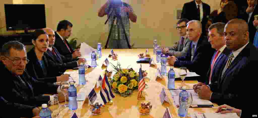 El secretario norteamericano de Transporte, Anthony R. Foxx (d) y el ministro de Transporte de Cuba, Adel Yzquierdo (i) se reúnen hoy, martes 16 de febrero, en La Habana (Cuba), para la firma un memorando de entendimiento entre los Gobiernos de EE.UU. y