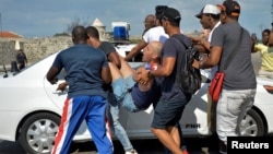 La policía cubana arresta a manifestantes en una marcha LGTBI en La Habana, el 11 de mayo de 2019.