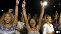 Bailando con "Los Van Van" en el Malecón habanero.