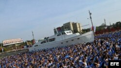 Cientos de niños marchan junto a una réplica del yate Granma.