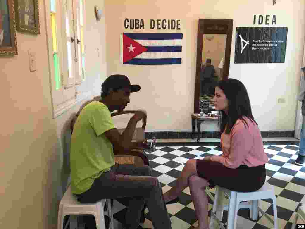 Rosa María Payá escucha a un activista que explica detalles del operativo policial para impedir la asistencia de invitados al Premio Payá. (Foto: Iván García)
