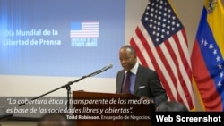 Todd Robinson se reúne con periodistas y estudiantes en el #DiaMundialDeLaLibertadDePrensa.