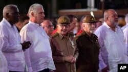 De izq. a der., la máxima dirigencia de Cuba: Esteban Lazo, Miguel Díaz-Canel, Raúl Castro, Ramiro Valdés y Manuel Marrero Cruz.