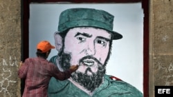 Un hombre realiza un dibujo con la imagen de Fidel Castro en la fachada de un edificio el domingo 27 de noviembre de 2016, en La Habana (Cuba).