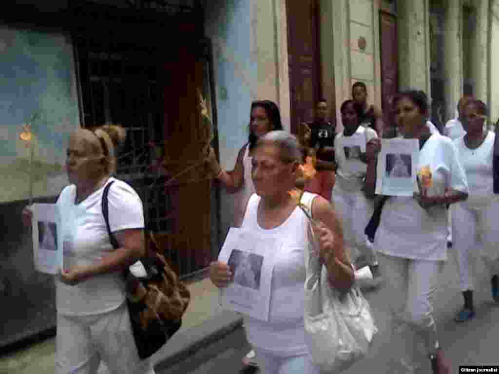 Damas de Blanco marcharon el domingo 17 de abril ayer por calles de Centro Habana y   fueron reprimidas cuando comenzaron a distribuir boletines y abogar por derechos y la libertad de los presos políticos. Foto Steve M Pardo