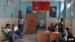 Un retrato de Fidel Castro en una oficina de La Habana, Cuba.