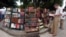 Un puesto de libros en la Plaza de Armas de La Habana Vieja. Foto Archivo.