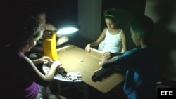 Jugando al dominó en un apagón en el barrio de Alamar, en La Habana, Cuba.