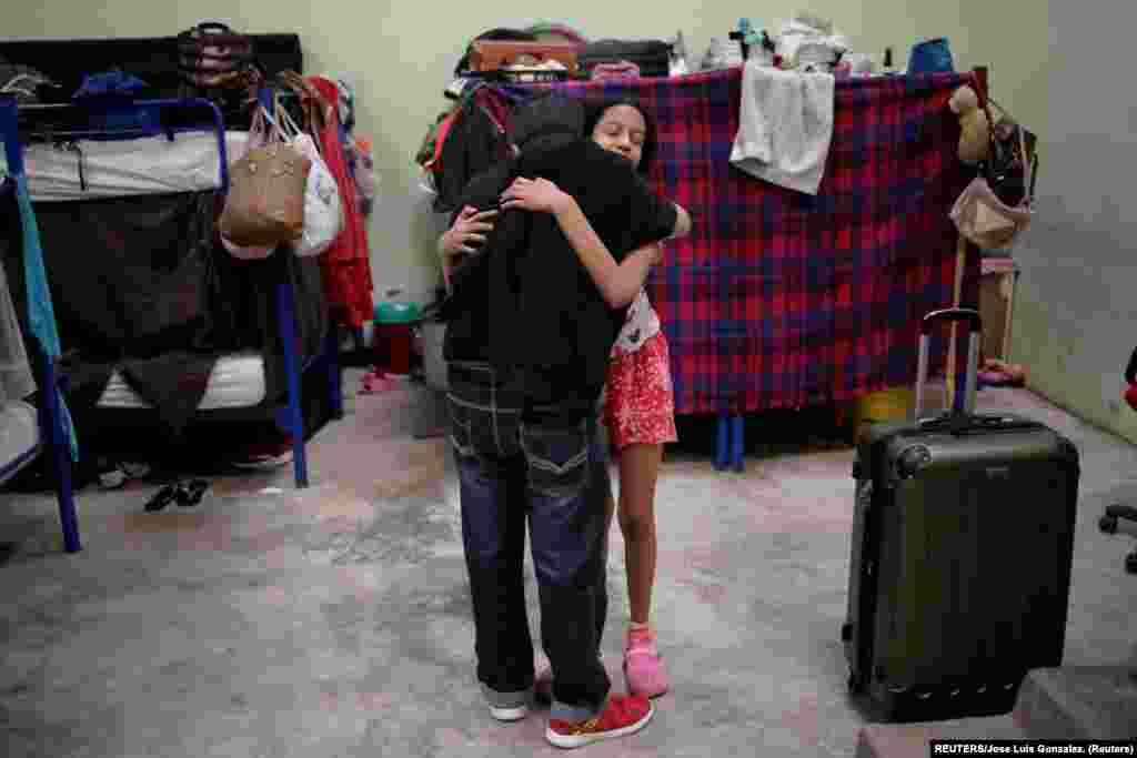 Pedro Luis Ruiz, migrante cubano bajo el Programa de Protección de Migrantes (MPP) por sus siglas en inglés, le dice adiós con un abrazo a una amiga migrante también del refugio "El Buen Samaritano" antes de ser transferido hacia Estados Unidos desde Ciudad Juárez para poder continuar sus trámites de asilo. Foto: tomada el 11 de marzo de 2021 por REUTERS/José Luis González.