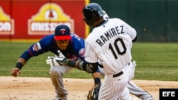 El jugador de Mellizos Pedro Florimon (i) y Alexei Ramírez (d).