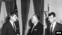 John F Kennedy con el entonces director del FBI, J. Edgar Hoover (C).