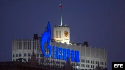 Vista del rótulo luminoso consorcio ruso Gazprom en un edificio delante del palacio de gobierno ruso en Moscú, Rusia.