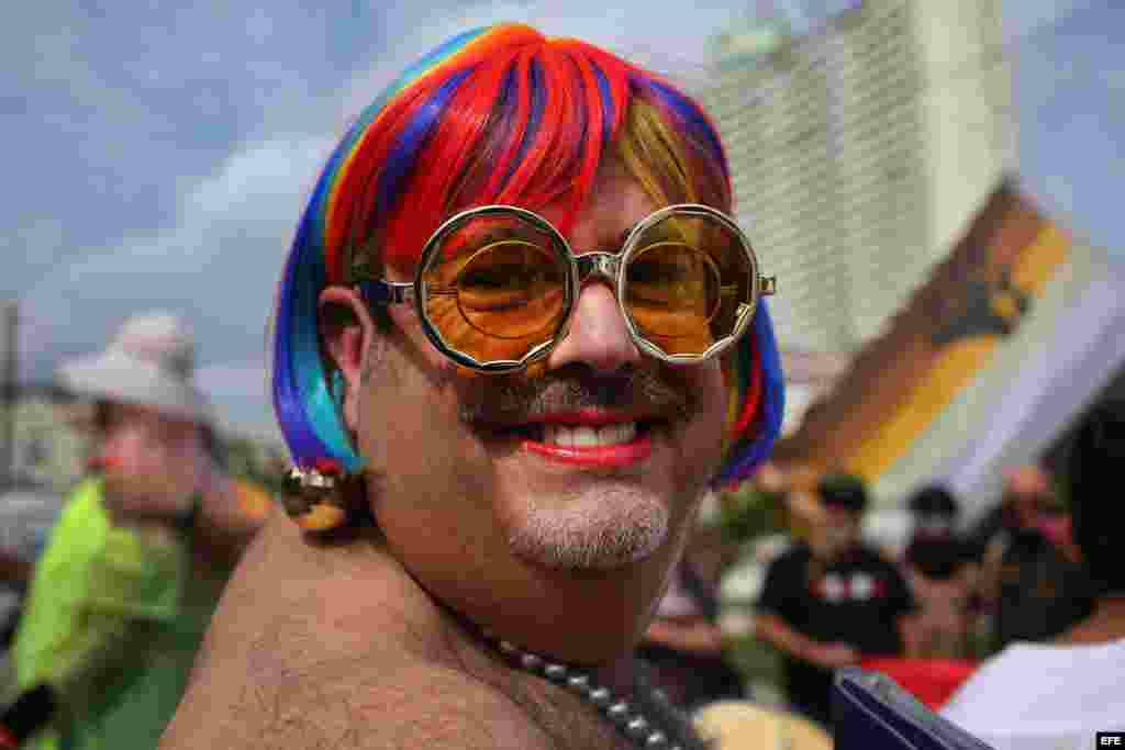 Un hombre participa junto a cientos de personas de una "conga" contra la homofobia y la transfobia en La Habana.