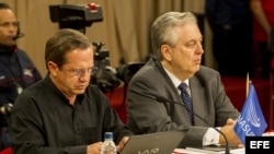 Los cancilleres de Ecuador, Ricardo Patiño (i), y de Brasil, Luiz Alberto Figueiredo (d).