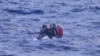 Los cinco balseros cubanos al ser interceptados en alta mar, en una foto proporcionada por el Séptimo Distrito del Sureste de la Guardia Costera de Estados Unidos.