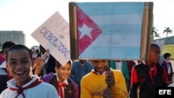 About 2800 Cuban children pay tribute on Friday January 26, 2007 to national hero Jose Marti at the Revolution Square in Havana (Cuba) to commemorate the 154th anniversary of his birth. Several of the children carry posters with pictures of leader Fidel