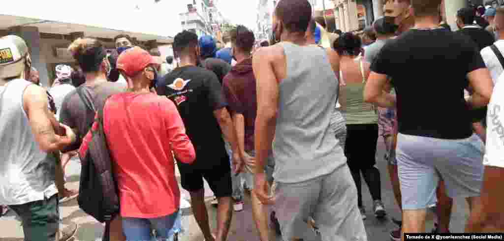 Las multitudinarias protestas ocurrieron en pleno auge de la pandemia de COVID-19. La mayoría de las personas salió a las calles usando la mascarilla protectora.