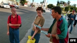 Archivo. Un opositor (der) integrante del Movimiento Cubano Pro Derechos Humanos reparte ejemplares de la Declaración Universal de Derechos Humanos en los alrededores del Capitolio habanero.