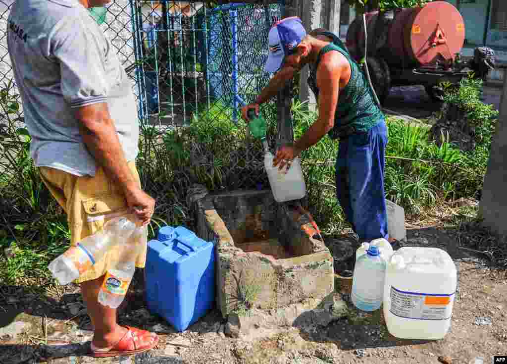 Casi el 70% de los cubanos no cuenta con suministro permanente de agua.  AFP PHOTO/YAMIL LAGE