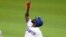 El cubano Adolis García, de los Rangers de Texas, festeja tras conectar un doblete ante los Astros de Houston. (AP Foto/Tony Gutiérrez)