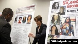 Funcionarios del FBI despliegan carteles al anunciar en mayo de 2013 una recompensa de 2 millones de dólares por información que condujera a la captura de Joanne Chesimard.