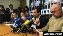 Alfredo Romero y Himiob Santomé, directores de Foro Penal, durante la conferencia de prensa.