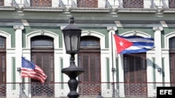 Las banderas de Estados Unidos y Cuba ondean en los balcones del Hotel Saratoga.