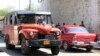 Un camión de uso privado transporta pasajeros en Santiago de Cuba. Archivo (REUTERS).