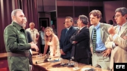 Fidel Castro el 2 de septiembre de 1999 en la TV Cubana con corresponsales extranjeros. Andrew Cawthorne (2do, de der. a izq.)