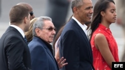 Raúl Castro despide al presidente de Estados Unidos, Barack Obama, y su familia en marzo de 2016.