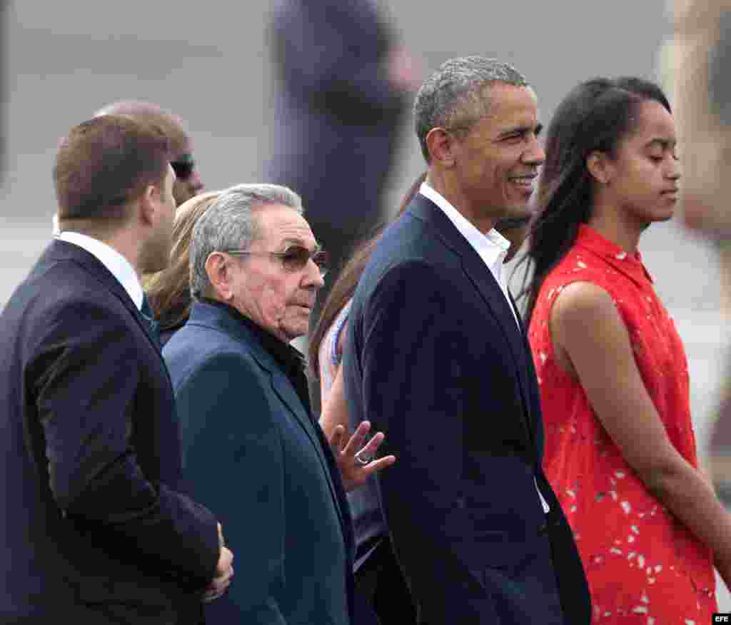 Raúl Castro despide a el presidente de Estados Unidos, Barack Obama y su familia.