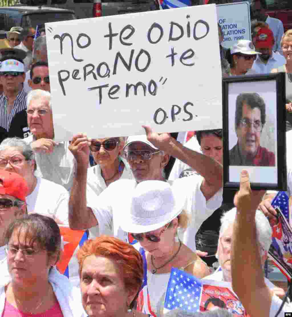 Decenas de personas participan hoy, domingo 29 de julio de 2012, en una manifestación hecha por varias agrupaciones de disidentes cubanos en Miami (EEUU). EFE/GASTÓN DE CÁRDENAS