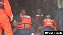 FOTO ARCHIVO. Guardacostas estadounidenses auxilian a inmigrantes cubanos rescatados tras un naufragio cerca de Cayo Hueso.