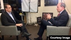 Antonio Rodiles, disidente cubano, Director de Estado de Sats (izq.) conversa con Tomás N. Regalado.