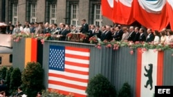 Fotografía de archivo del 26 de junio de 1963 que muestra el discurso del entonces preseidente de los Estados Unidos, John F. Kennedy, en el ayuntamiento de Berlin, Alemania. Con su histórica frase 'Ich bin ein Berliner' (Yo soy berlinés.