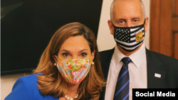 Los congresistas cubanoamericanos María Elvira Salazar y Mario Díaz Balart. Tomado de Twitter @RepMariaSalazar