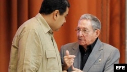 Raúl Castro y Nicolás Maduro (i), hablan en diciembre del 2016.