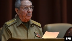 Raúl Castro, pronuncia un discurso durante las sesiones de la Asamblea Nacional del Poder Popular (parlamento) hoy, jueves 21 de diciembre, en La Habana.