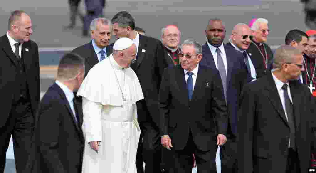 El papa Francisco (i) es recibido por Raúl Castro (d) hoy, viernes 12 de febrero de 2016, a su llegada al aeropuerto José Martí de La Habana (Cuba),