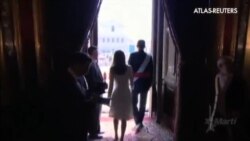 La Familia Real al completo sale al balcón a saludar a miles de personas congregadas frente al Palacio Real La Familia Real al completo sale al balcón a saludar a miles de personas congregadas frente al Palacio Real